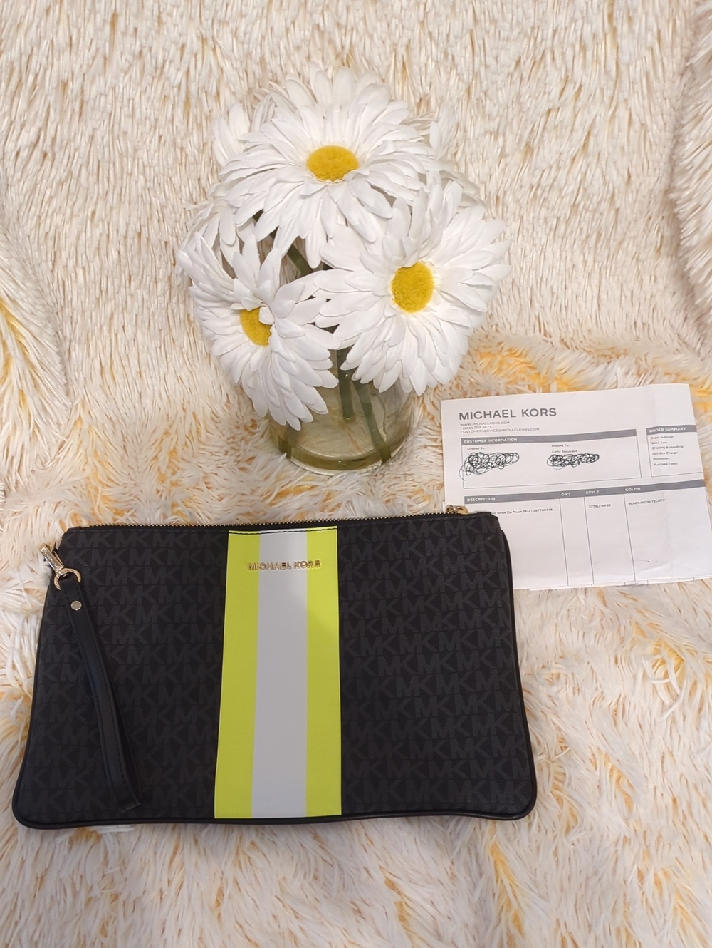 ❣️👛 Michael Kors Large Wristlet Black And Neon Yellow Strip 👛❣️